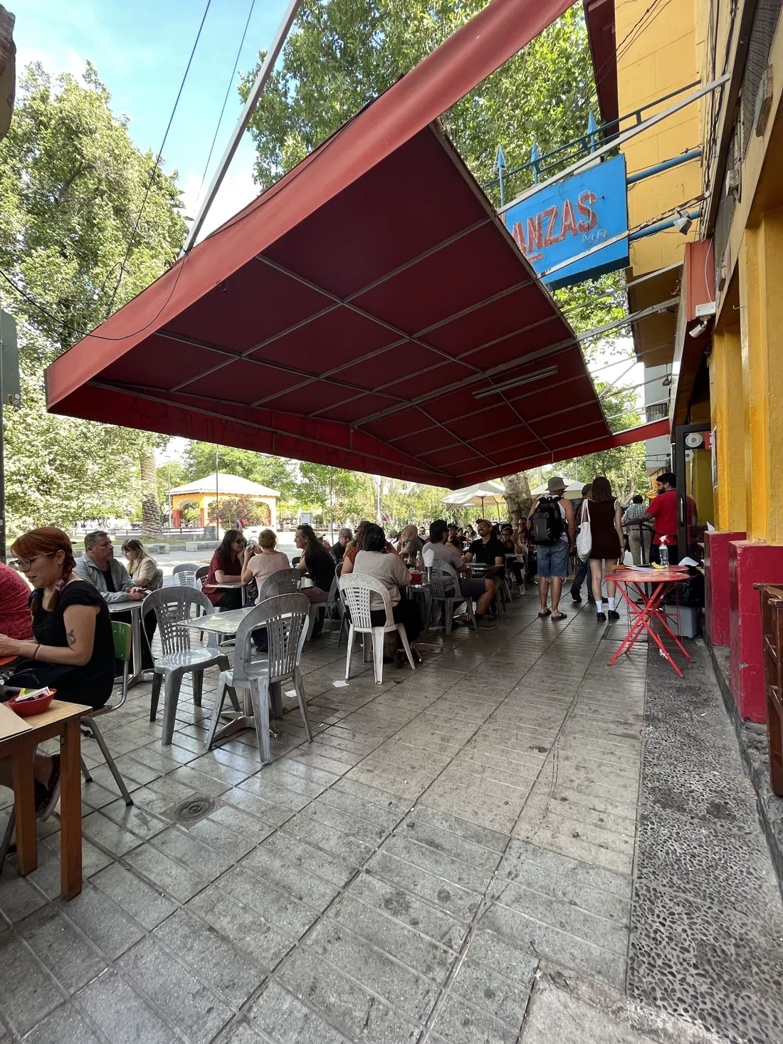 Las Lanzas, Santiago
