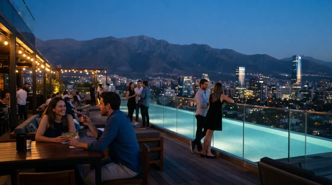 rooftop Red2One en el piso 21 del W Santiago al atardecer, terraza de la piscina brillando con vistas a los Andes y el skyline