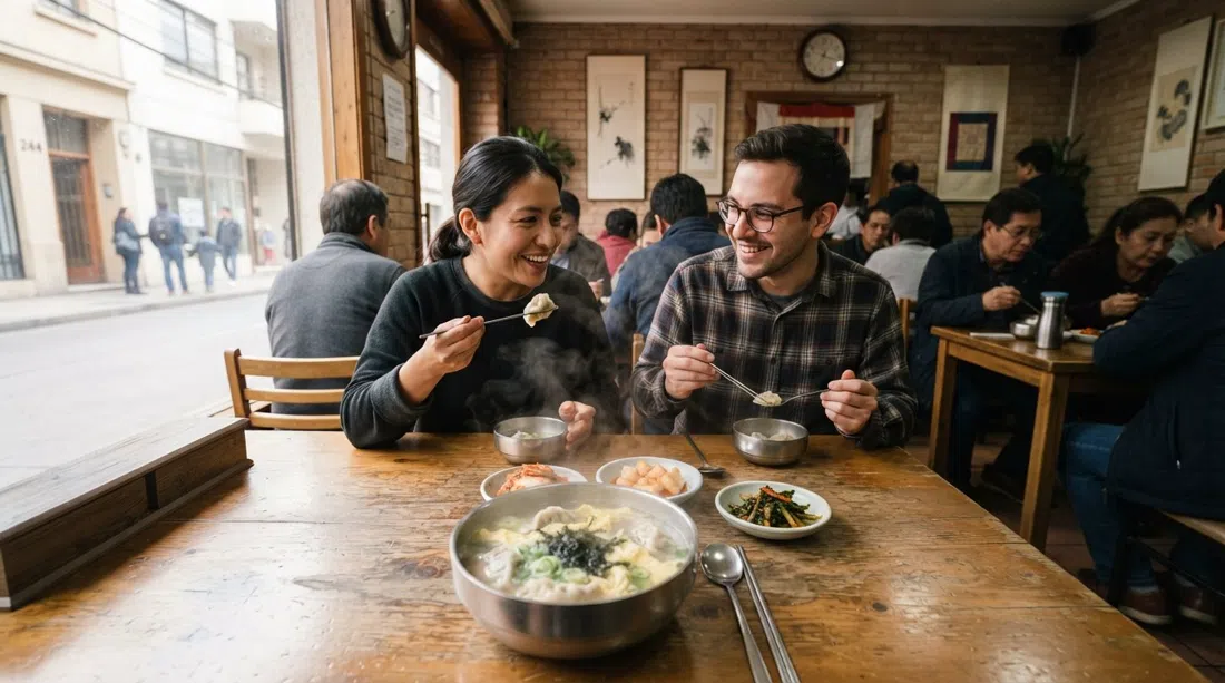 el interior de Sukine en Antonia López de Bello 244 con un plato humeante de sopa de dumplings, platos de kimchi y un modesto comedor coreano a la hora del almuerzo